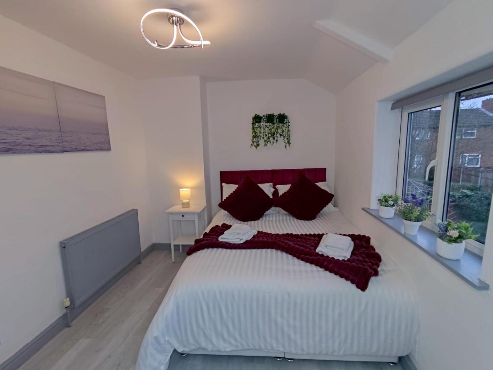 Comfortable 3 Bedrooms House - Ideal For Family And Contractors - Free Wifi And Parking For 2 Cars Holiday home