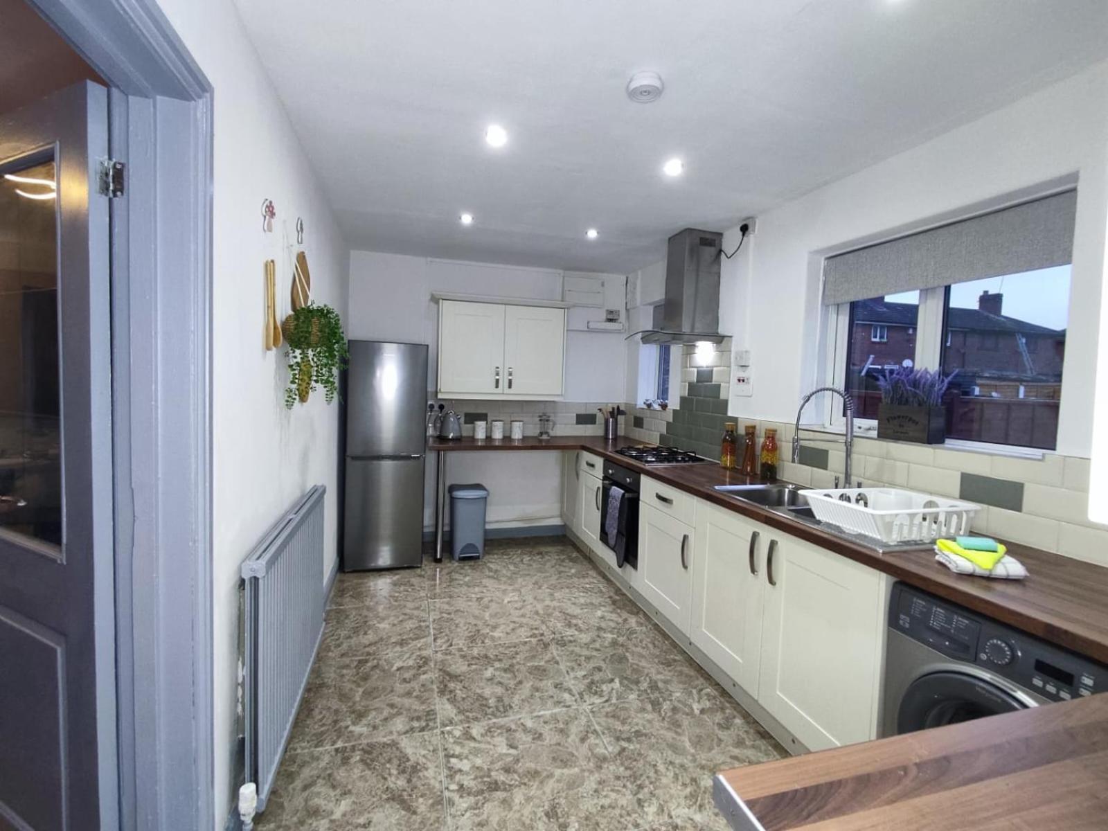 Comfortable 3 Bedrooms House - Ideal For Family And Contractors - Free Wifi And Parking For 2 Cars
