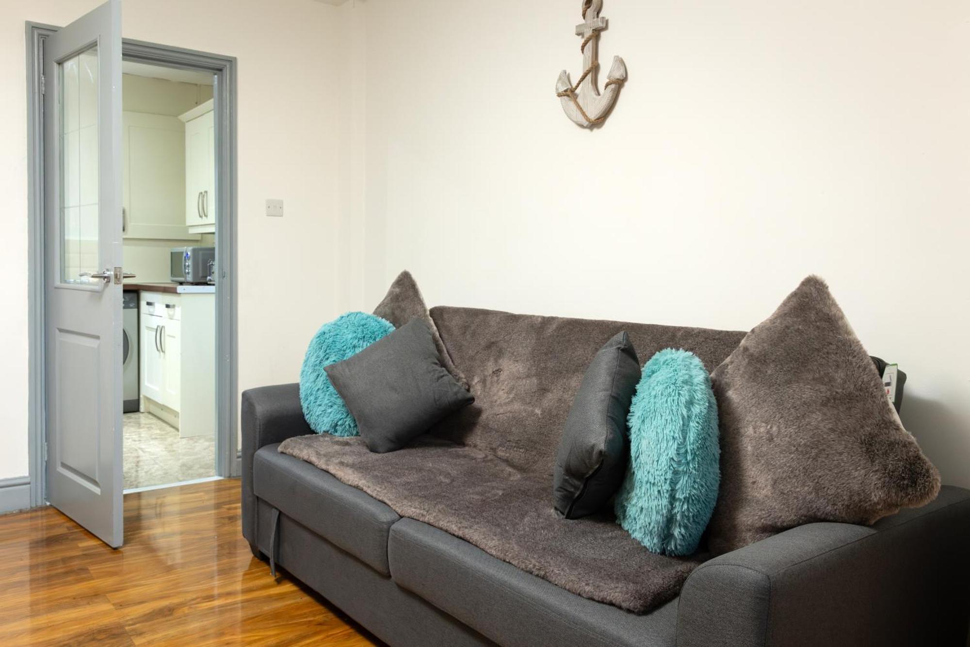 Comfortable 3 Bedrooms House - Ideal For Family And Contractors - Free Wifi And Parking For 2 Cars Holiday home