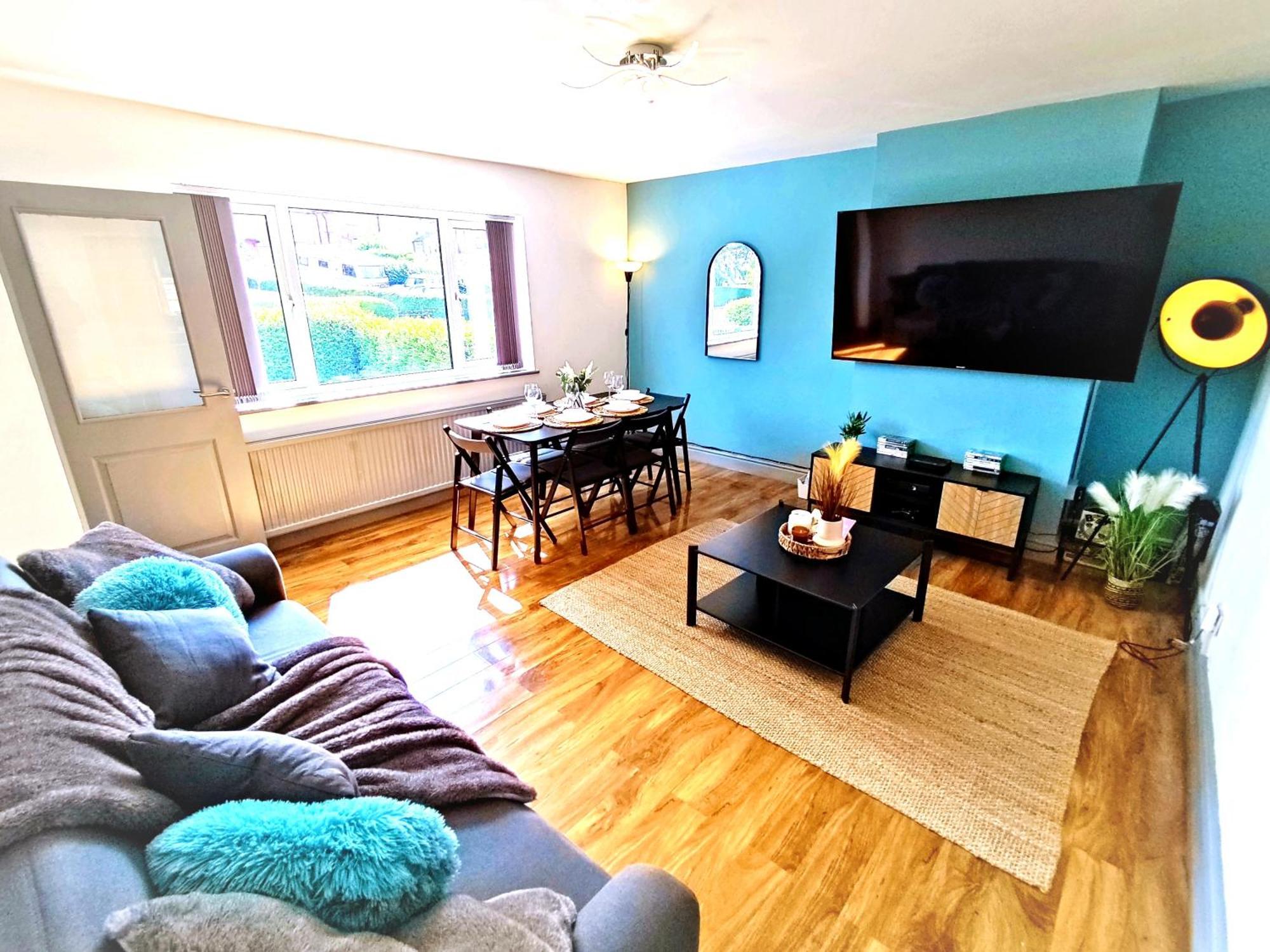 Comfortable 3 Bedrooms House - Ideal For Family And Contractors - Free Wifi And Parking For 2 Cars Holiday home