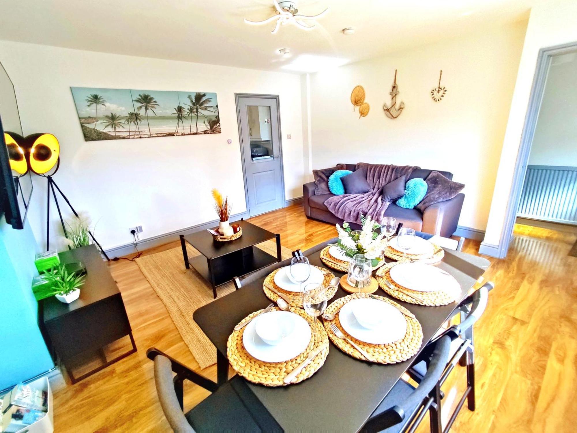 Comfortable 3 Bedrooms House - Ideal For Family And Contractors - Free Wifi And Parking For 2 Cars Holiday home Leeds (West Yorkshire)