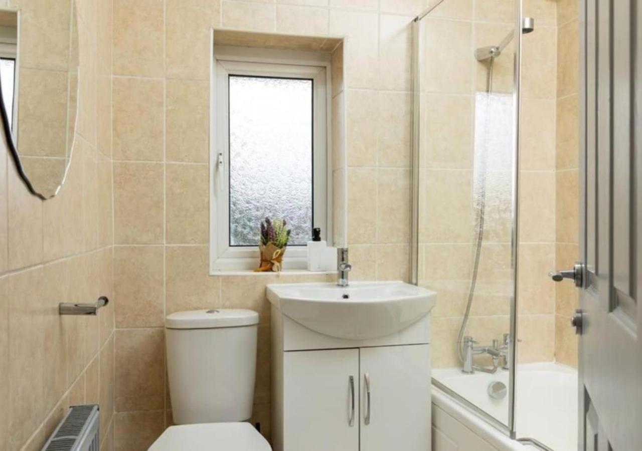 Holiday home Comfortable 3 Bedrooms House - Ideal For Family And Contractors - Free Wifi And Parking For 2 Cars Leeds (West Yorkshire)
