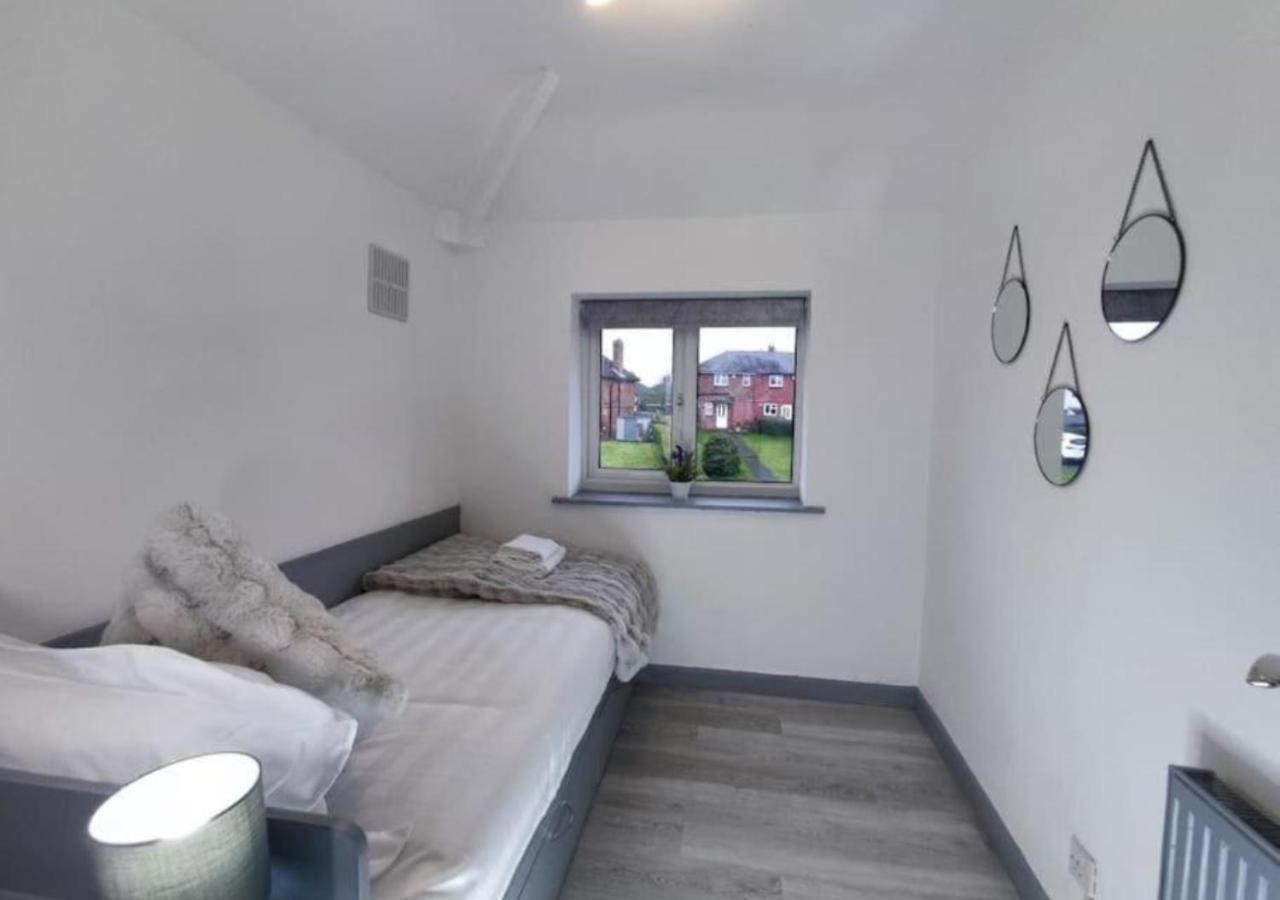 Comfortable 3 Bedrooms House - Ideal For Family And Contractors - Free Wifi And Parking For 2 Cars Holiday home *