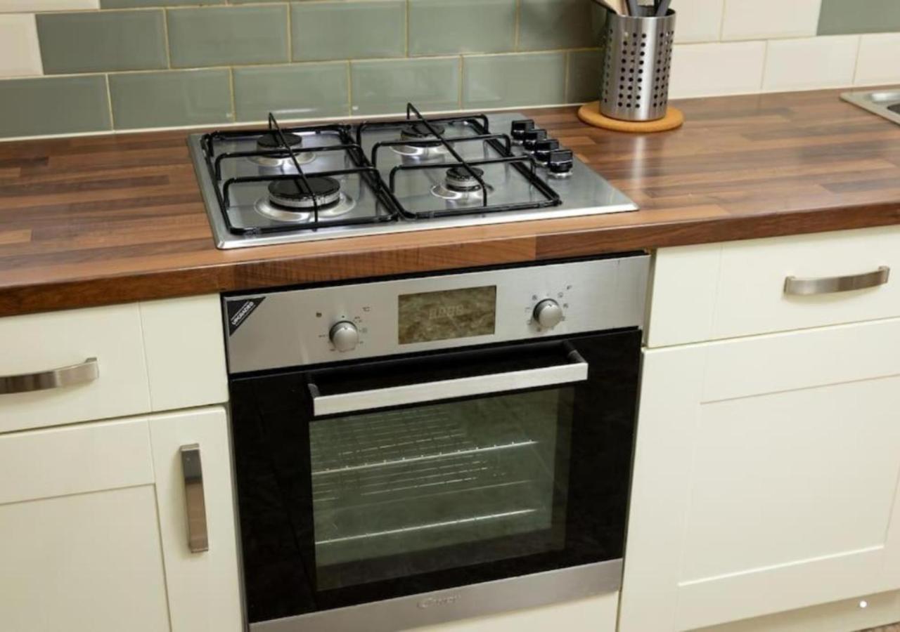 Comfortable 3 Bedrooms House - Ideal For Family And Contractors - Free Wifi And Parking For 2 Cars Holiday home *