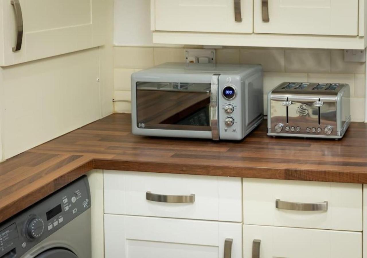 Holiday home Comfortable 3 Bedrooms House - Ideal For Family And Contractors - Free Wifi And Parking For 2 Cars *