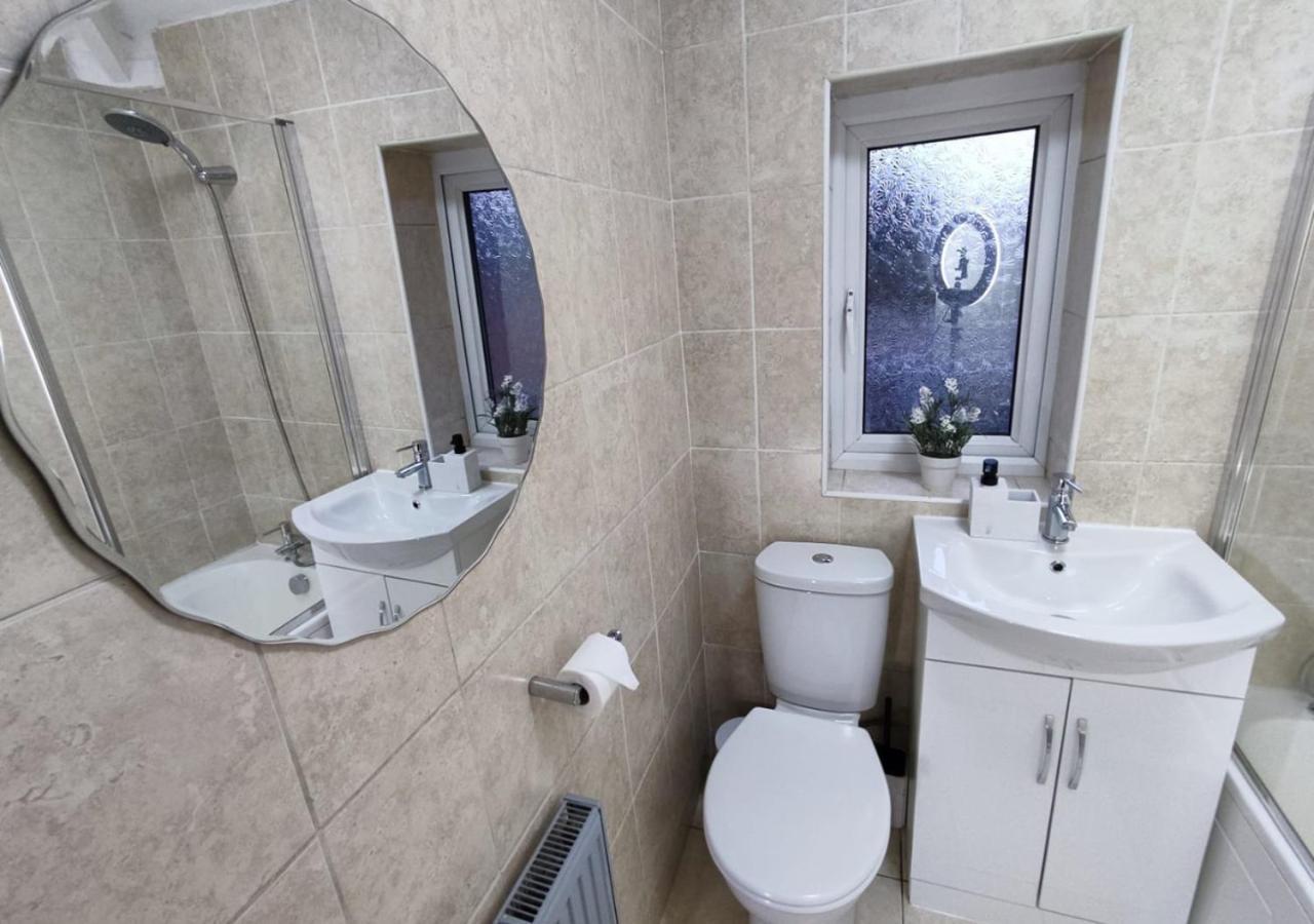Comfortable 3 Bedrooms House - Ideal For Family And Contractors - Free Wifi And Parking For 2 Cars Holiday home