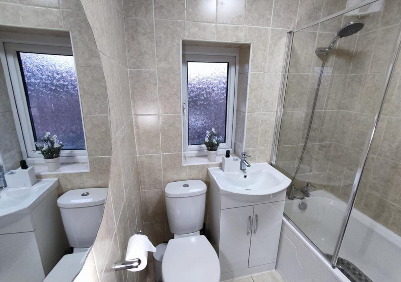 Holiday home Comfortable 3 Bedrooms House - Ideal For Family And Contractors - Free Wifi And Parking For 2 Cars