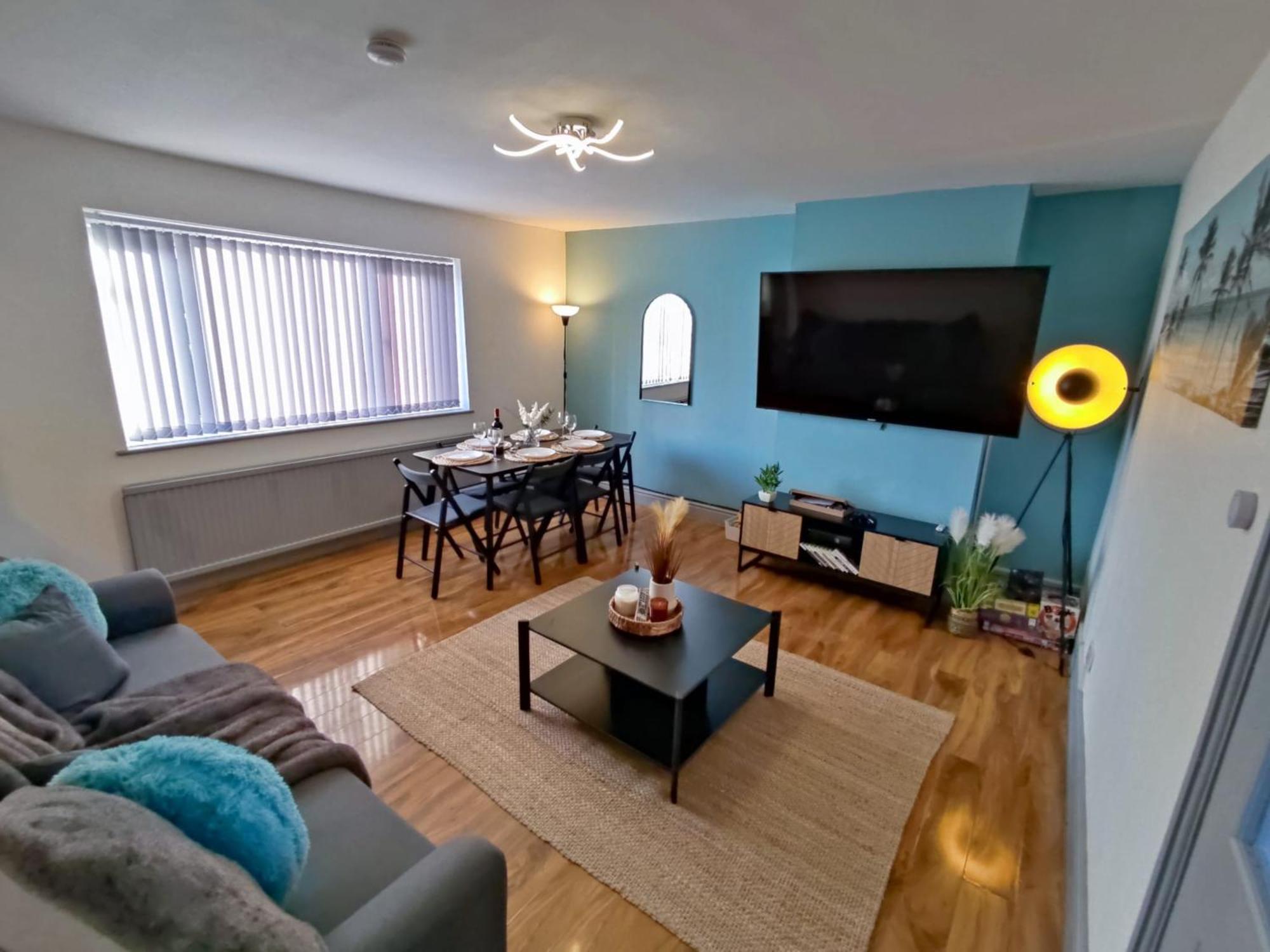 Comfortable 3 Bedrooms House - Ideal For Family And Contractors - Free Wifi And Parking For 2 Cars *